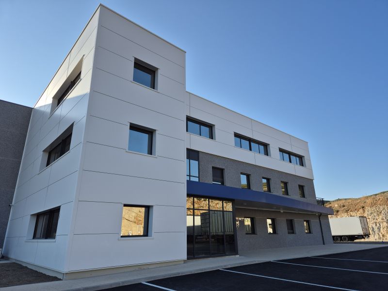 Extérieur du bâtiment SMTRT Le Rove